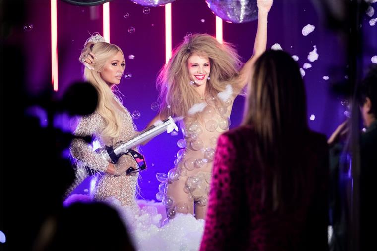 Paris Hilton ist heute bei GNTM zu Gast und besprüht die Mädchen wie hier Simone aus Stade mit Schaum.
