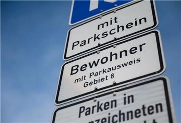 Ein Straßenschild mit verschiedenen Aufschriften.