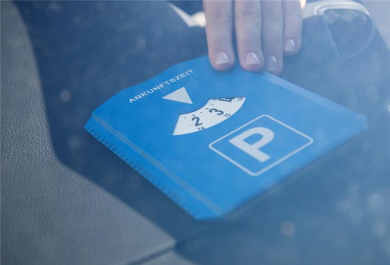 Knöllchen-Falle am Samstag: Hier wird‘s richtig teuer! Ein Schild für einen Parkscheinautomaten am Straßenrand. (zu dpa: «Niedersachsen bekommt digitale Knöllchen»)
