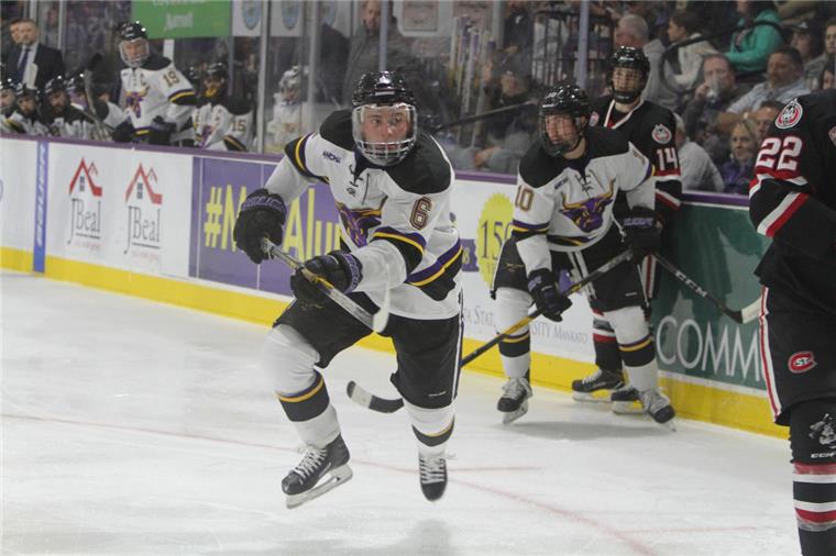 Bremerhavener Eishockeyspieler Parker Tuomie startet am College durch Parker Tumie spielt mittlerweile mit der Minnesota State University in der College-Liga WCHA.