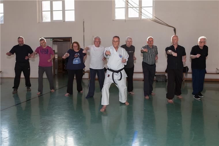 Karate-Training hilft diesen Bremerhavener Parkinson-Patienten Parkinson-Patienten beim Karate-Training.