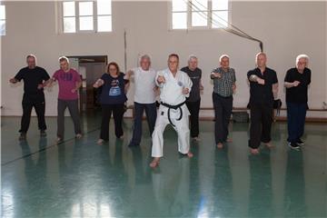 Parkinson-Patienten beim Karate-Training. 