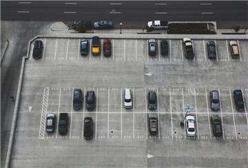 Luftaufnahme von einem Parkplatz mit Autos.