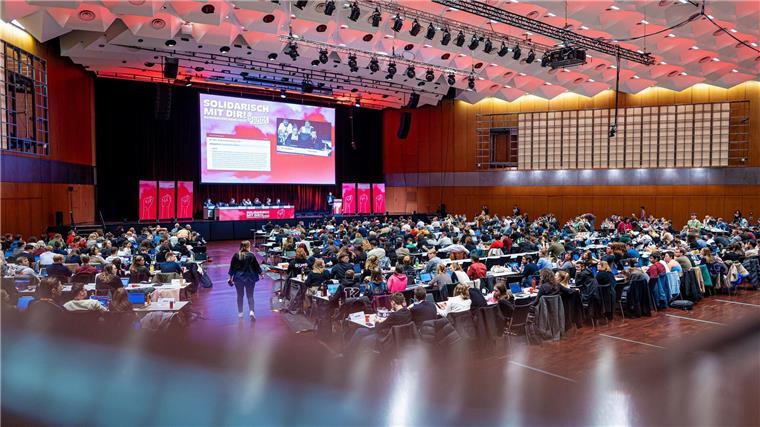 Jusos fordern Grunderbe: 60.000 Euro für über 18-Jährige Parteimitglieder verfolgen den Bundeskongress der Jungsozialisten in Braunschweig.