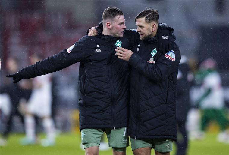 Werder Bremens Marvin Ducksch (links) und Bremens Niclas Füllkrug (rechts)