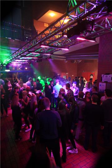 Party bis der Arzt kommt. Auf der Hochschulfete in Bremerhaven feierten Tausende bis zum Morgengrauen.
