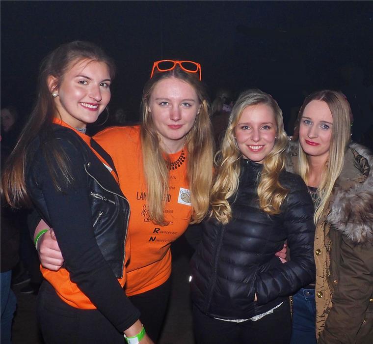 Sievern: 2000 Besucher rocken in den Mai Party bis in den frühen Morgen: Da gönnte sich Ann-Sophie (Zweite von links) vom Team der Sieverner Landjugend mit ihren Freundinnen hin und wieder mal eine kleine Pause.