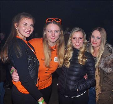 Party bis in den frühen Morgen: Da gönnte sich Ann-Sophie (Zweite von links) vom Team der Sieverner Landjugend mit ihren Freundinnen hin und wieder mal eine kleine Pause.