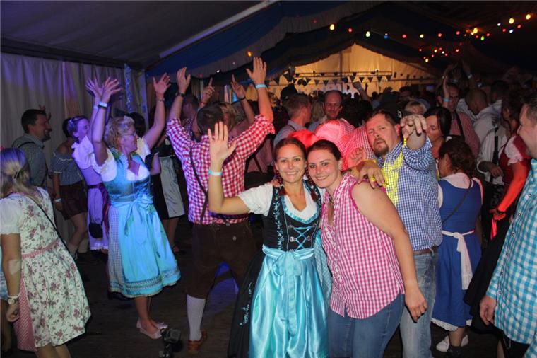 Oktoberfest in Stinstedt: 400 Gäste in Partylaune Party total beim Oktoberfest in Stinstedt.
