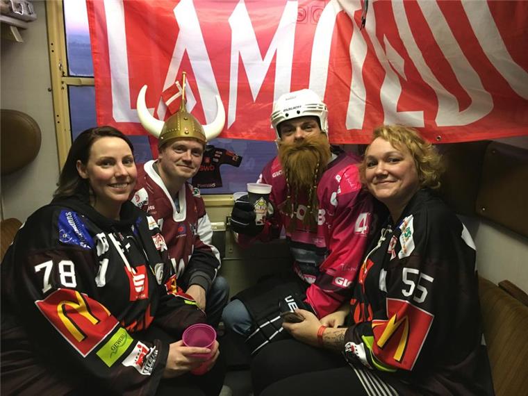 Partystimmung im Sonderzug: zuletzt fuhren die Fans der Fischtown Pinguins nach Augsburg.