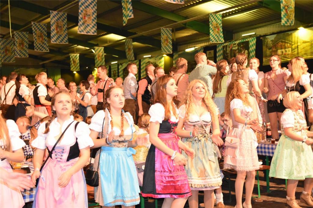 Partystimmung nonstop in der Tiemann-Halle bis zum frühen Morgen.