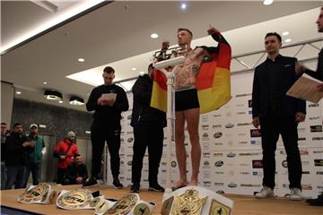 Pascal Schroth beim offiziellen Wiegen in München.