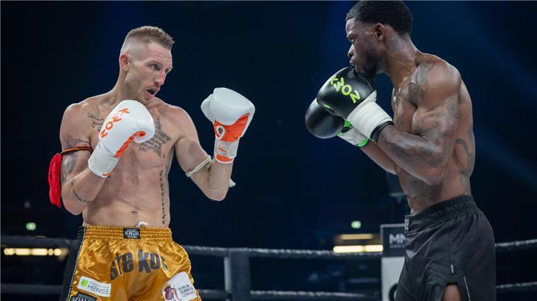 Bremerhavenes Kickbox-Champ Pascal Schroth verteidigt WM-Titel