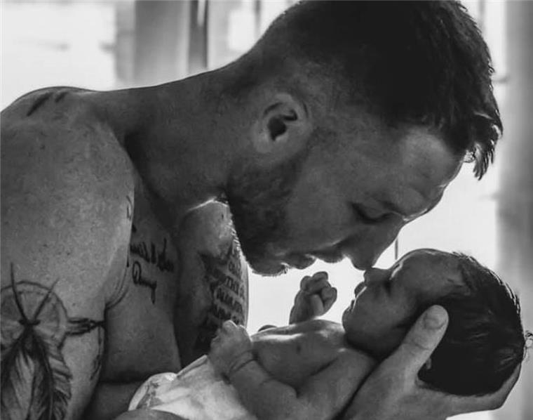 Bremerhaven: Kickbox-Champion Schroth ist jetzt Papa Pascal Schroth und seine Tochter Lyla Aluna.