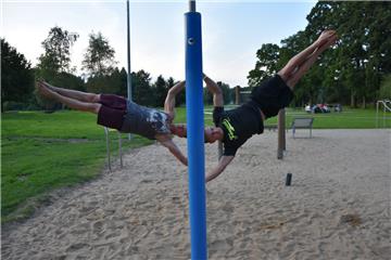 Pascal und Christoph bei einer der populärsten Übungen im Calisthenics – der Human Flag.