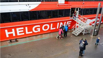 Passagiere besteigen den Helgoland-Katamaran an den Landungsbrücken.