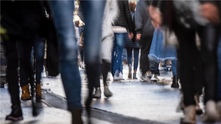 Passanten gehen durch die Innenstadt.