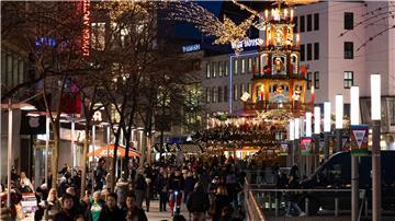 Passanten laufen am Abend durch die Fußgängerzone in der Innenstadt von Hannover.