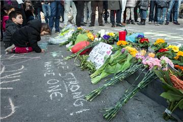 Passanten legen am  vor der Börse am Place de la Bourse in Brüssel Kerzen und Blumen nieder. Nach jetzigem Stand sind 34 Menschen getötet worden, rund 230 wurden verletzt.