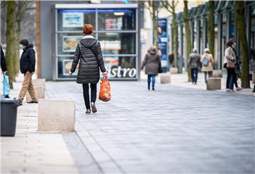 Passanten mit Einkäufen in der Bremerhavener Innenstadt vor den aktuellen Lockdown-Beschlüssen Ende März 2021.