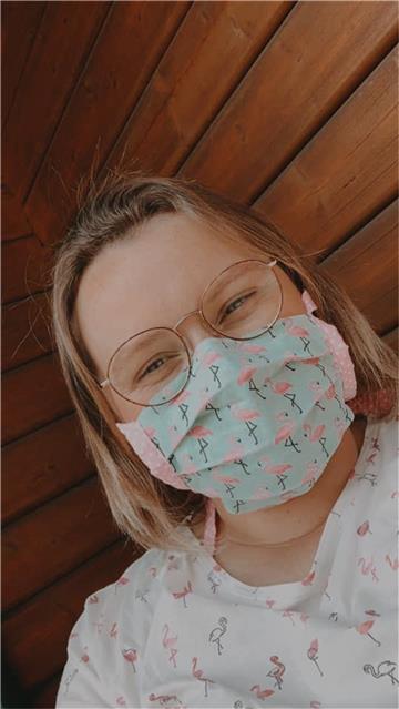 Passend zum Outfit ist die Maske von Susanna Nowacki.