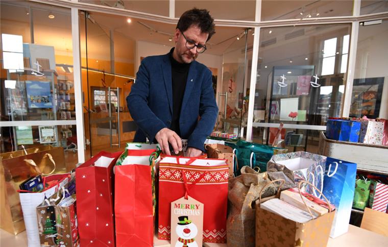 Norddeutsche schicken Geschenke in den Knast Pastor Hans-Jörg Jung sortiert Weihnachtstüten für Gefangene. Die Tüten wurden als Spende abgegeben.
