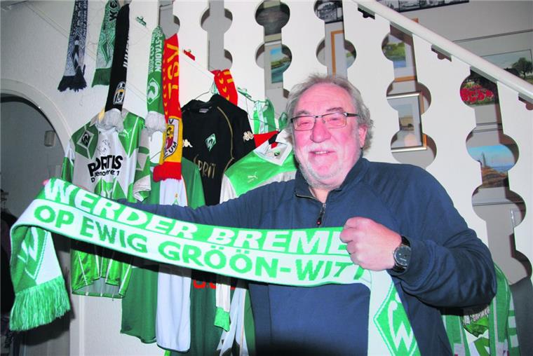 Pastor Joachim Köhler ist eingefleischter Werder-Fan. Und deshalb gehört der Schal für ihn einfach dazu. Beim Gottesdienst am 3. Advent dürfen die Kirchenbesucher in Neuenwalde ihre Fanschals ebenfalls mitbringen - und kräftig die passenden Stadiongesänge anstimmen. 