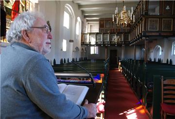 Pastor Joachim Köhler wird am Sonntag vor leeren Kirchenbänken predigen. Doch ungehört wird seine Botschaft nicht verhallen. NDR Info überträgt den Gottesdienst aus Neuenwalde live im Radio.