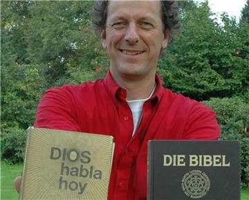 Pastor Marcus Garras mit Bibeln in spanischer und deutscher Sprache. Lesen kann er beide, weil er zehn Jahre in Peru gearbeitet hat. Ende Februar verlässt er die Kirchengemeinde Wilstedt, um seine Erfahrung an Kollegen weiterzugeben.  