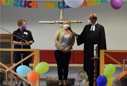 Pastor Markus Stamme interviewte im Einschulungsgottesdienst für Fünftklässler zwei Klassenlehrerinnen der Oberschule Selsingen.