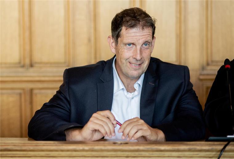 Der angeklagte Pastor Olaf Latzel sitzt vor Prozessbeginn in einem Gerichtssaal im Landgericht Bremen.