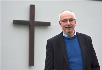 Pastor Reiner Matthes veranstaltet zum zweiten Mal mit einigen Kollegen zur Passionszeit eine Andachtsreihe unter freiem Himmel.
