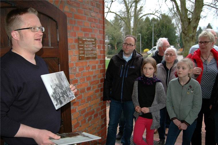 Pastor Sven Kahrs (links) nahm seine Gäste mit auf eine Entdeckertour auf den Sittenser Kirchturm.