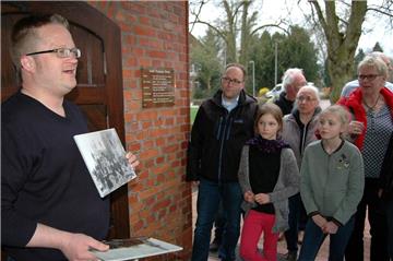Pastor Sven Kahrs (links) nahm seine Gäste mit auf eine Entdeckertour auf den Sittenser Kirchturm.