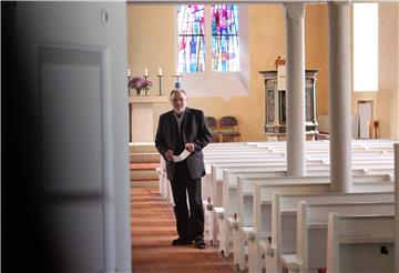 Pastor Wolfgang Preibusch aus Kirchtimke darf seit Sonntag wieder Gläubige in seiner Kirche begrüßen.