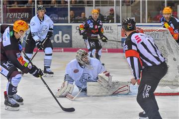 Patch Alber erzielte das 1:1 für die Fischtown Pinguins.
