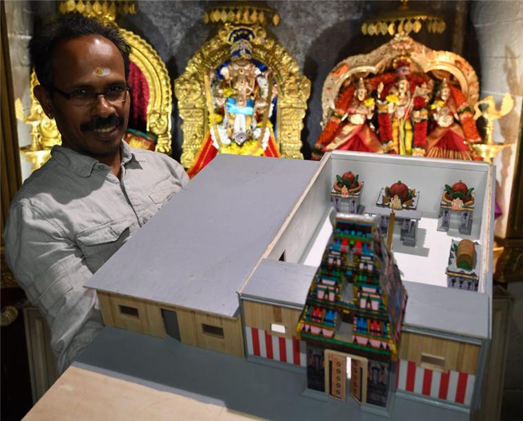 Pathmakaran Pathmanathan, Gemeindesprecher und Gründer der Hindu-Gemeinde in Bremen, hält im alten Tempel das Modell für den neuen Tempel in den Händen. Die Pläne für den Bau des Hindu-Tempels in Bremen schreiten voran. 