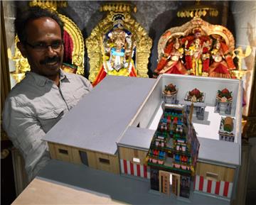 Pathmakaran Pathmanathan, Gemeindesprecher und Gründer der Hindu-Gemeinde in Bremen, hält im alten Tempel das Modell für den neuen Tempel in den Händen. Die Pläne für den Bau des Hindu-Tempels in Bremen schreiten voran. 