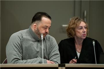 Niels Högel sitzt am Prozesstag neben seiner Anwältin Kirsten Hüfken im Gerichtssaal.