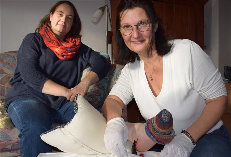 Medizinerin bietet in Nordenham Blutegel-Behandlung an Patientin Inga Lüdke (links) und Heilpraktikerin Ulrike Fuchs sind guter Dinge, dass die Blutegel-Behandlung den Fersensporn-Schmerzen ein Ende machen wird.