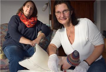 Patientin Inga Lüdke (links) und Heilpraktikerin Ulrike Fuchs sind guter Dinge, dass die Blutegel-Behandlung den Fersensporn-Schmerzen ein Ende machen wird.