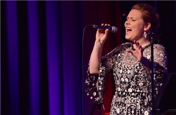 Patricia Kelly, die von erstklassigen Musikern begleitet wurde, sang – mal zart, mal kraftvoll – deutsche, englische, aber auch spanische Weihnachtslieder.