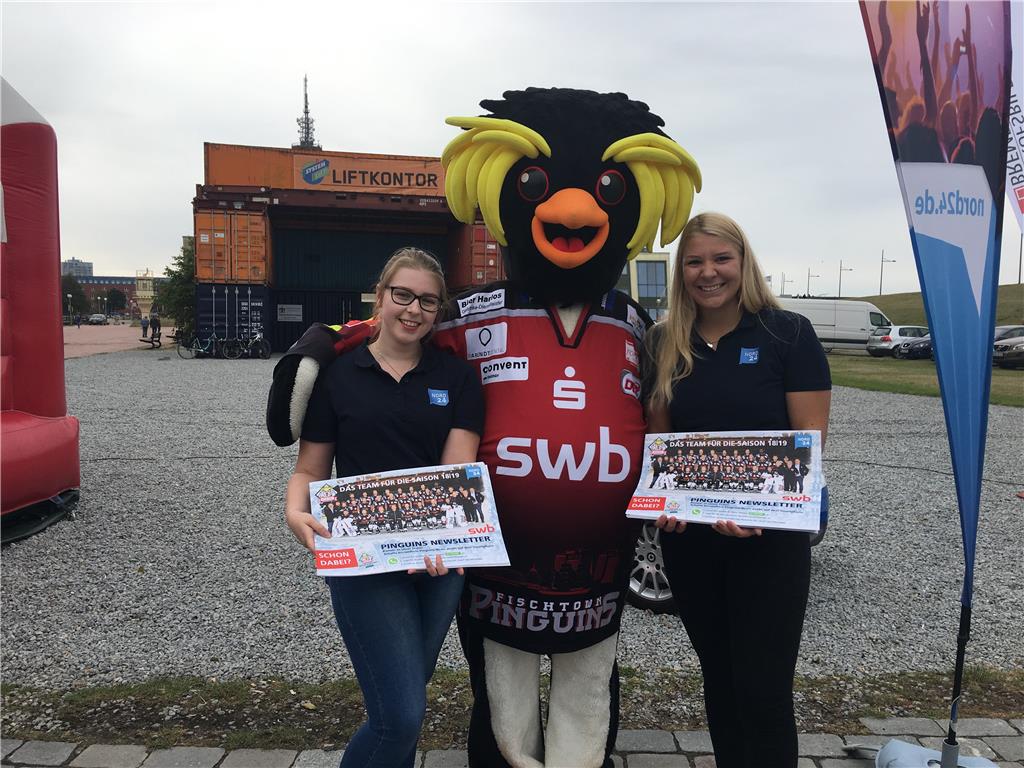 Patricia (links) und Jula verteilen für nord24 die neuen Mannschaftsposter. Foto...