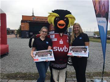 Patricia (links) und Jula verteilen für nord24 die neuen Mannschaftsposter. Foto...