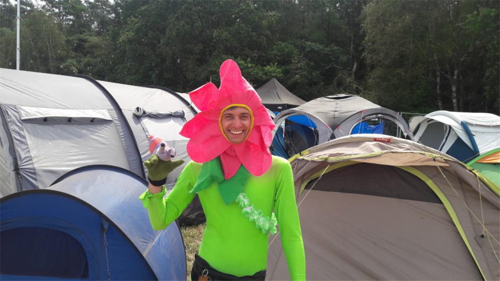 Patrick aus Hamburg wollte unbedingt einen Morphsuit beim Deichbrand tragen. &qu...