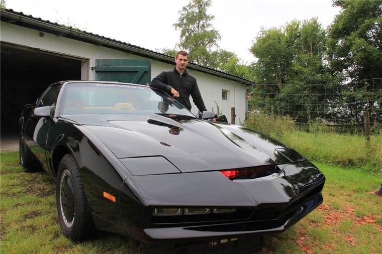K.I.T.T. fasziniert TV-Sender und Zeitungen in ganz Deutschland Patrick Dahlhaus hat in neun Jahren das Wunderauto K.I.T.T. aus der Fernsehserie Knight Rider orginalgetreu nachgebaut.