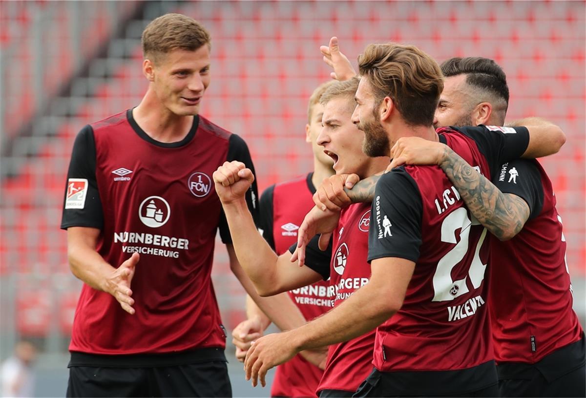 Patrick Erras (linksjubelt mit seinen Kollegen vom 1.FC Nürnberg.