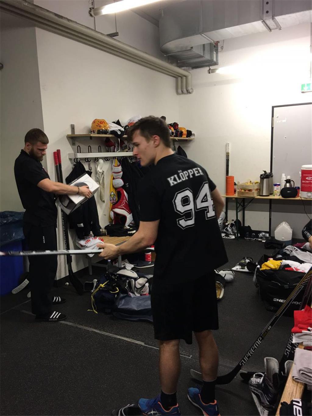 Patrick Klöpper in der Kabine bei der Spielvorbereitung.