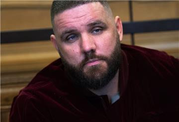 Patrick Losensky, bekannt unter dem Künstlername Fler, sitzt als Angeklagter in einem Saal im Amtsgericht Berlin-Tiergarten