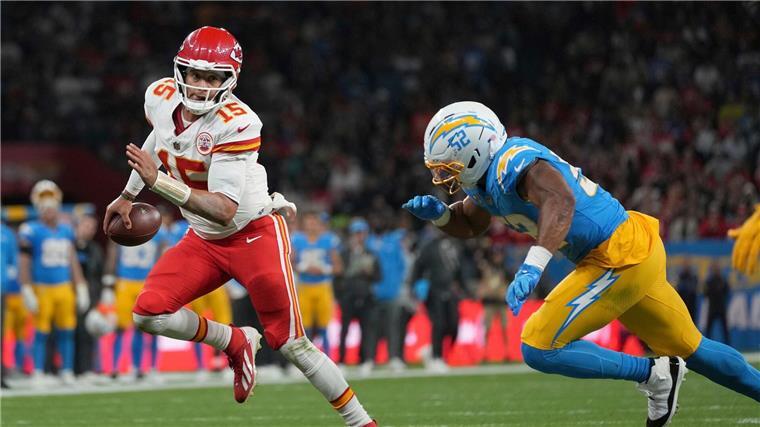 Kein Sieg und keine Swift: Chiefs patzen zum NFL-Start Patrick Mahomes hielt die Chiefs mit seinen Läufen mehrfach im Spiel - zum Sieg reichte es nicht.